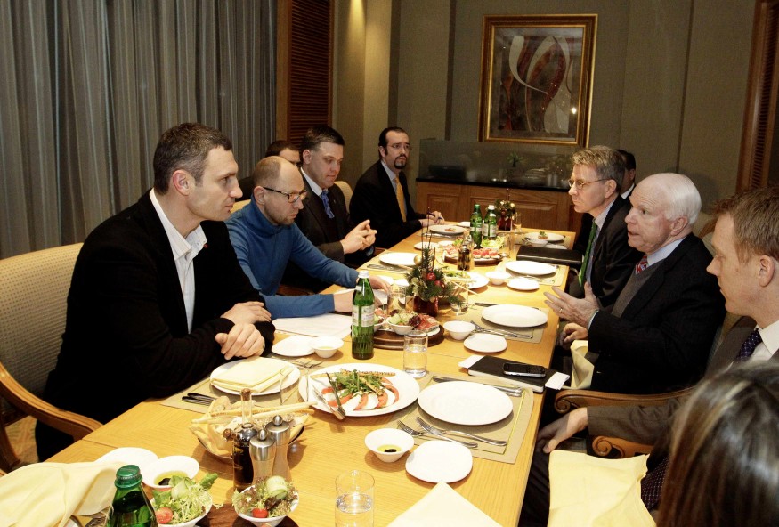 rechts: Klitschko,
 Jazenjuk,
 Tjagnibok; links: John McCain